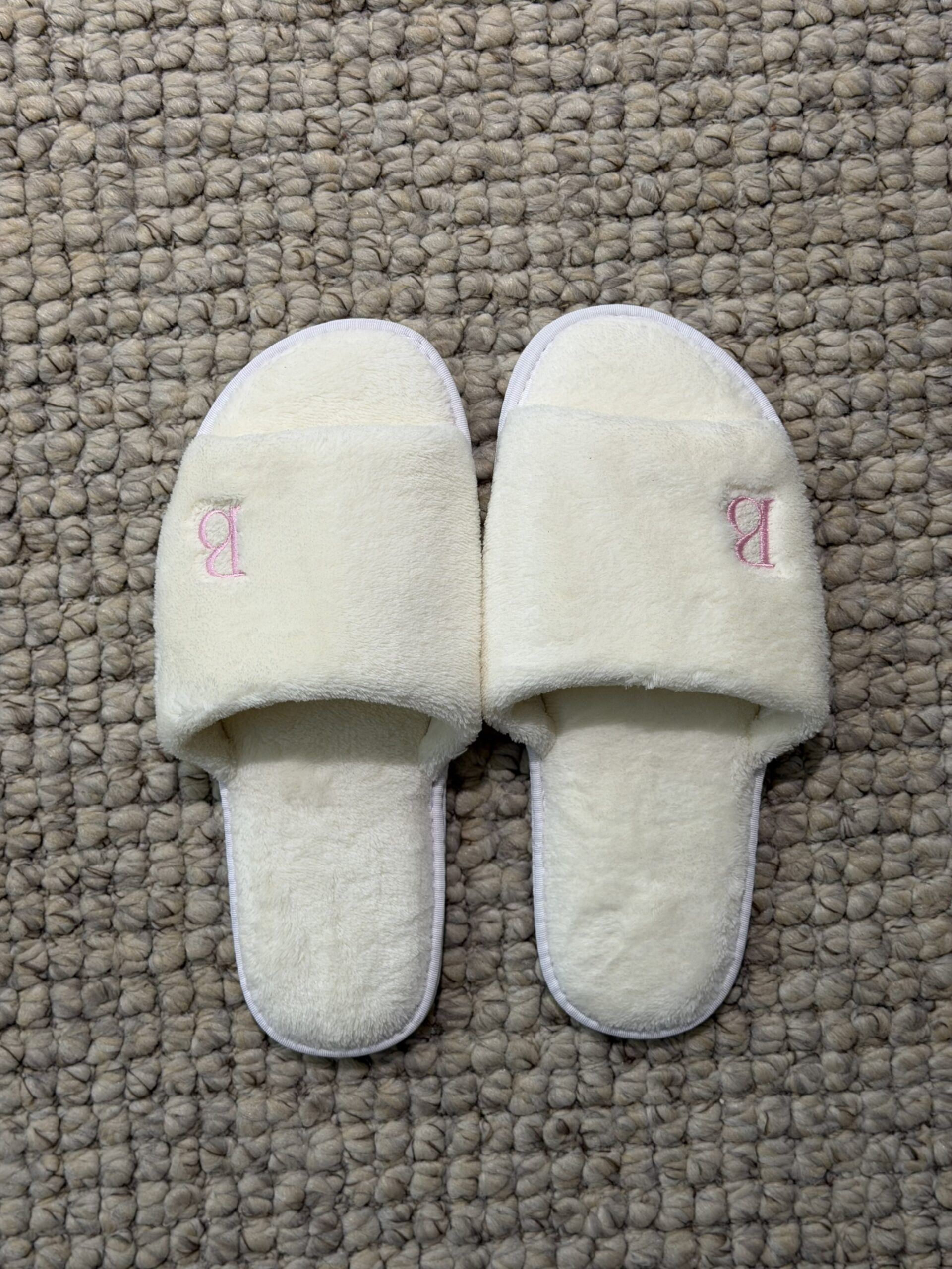 IMG_4910 Pantufa - Branca com Rosa - Imagem 1